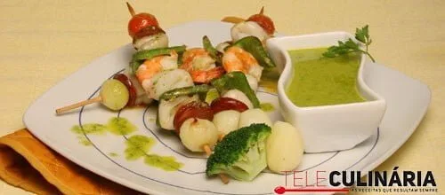 Espetadas de lulas com molho de salsa