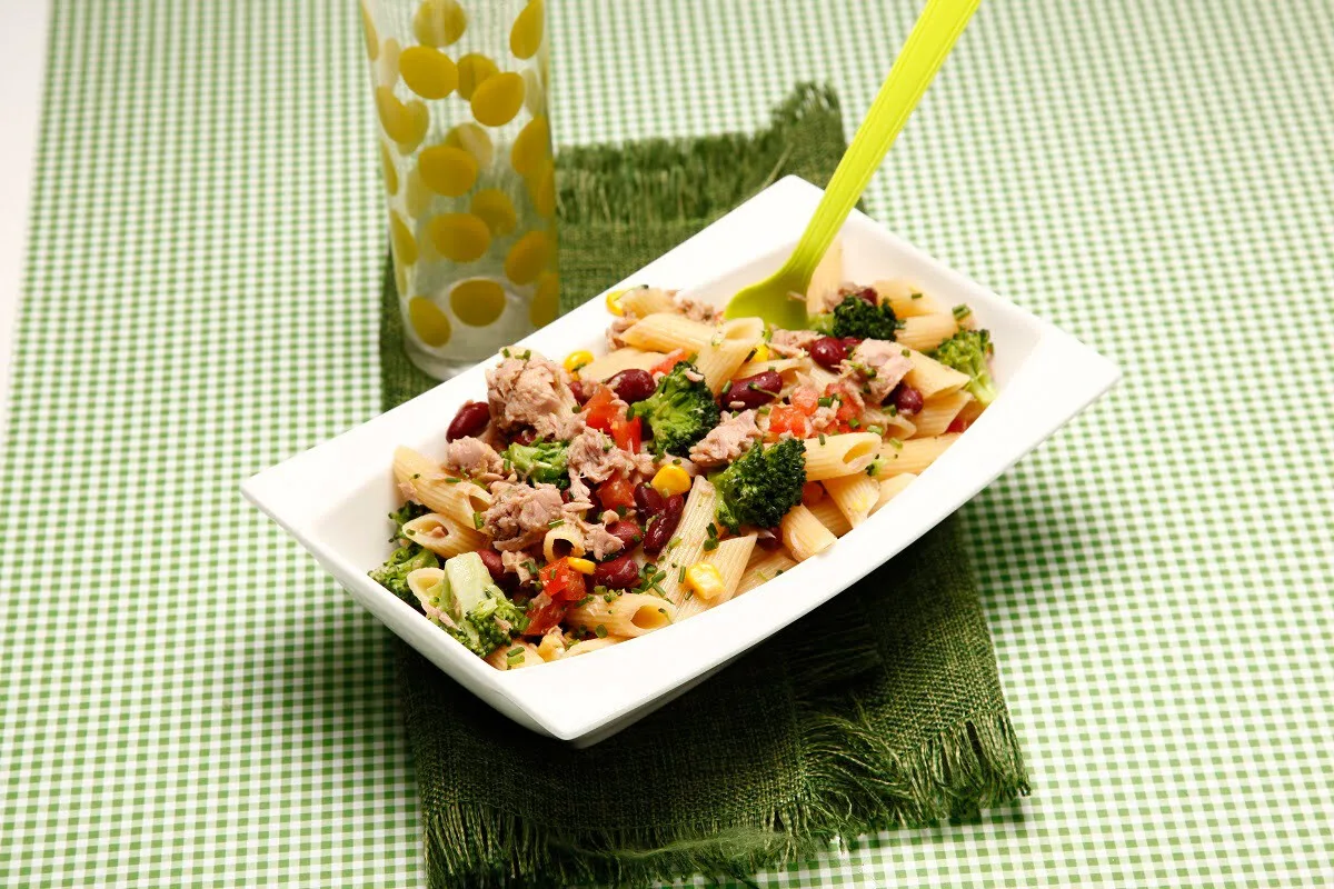 Salada de massa com atum e legumes