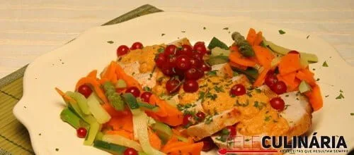 Lombo de porco com legumes e groselhas