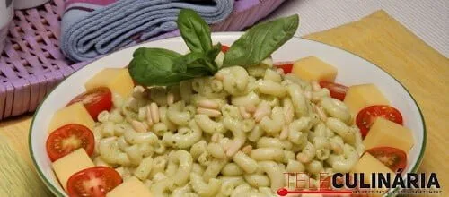 Pasta com molho verde
