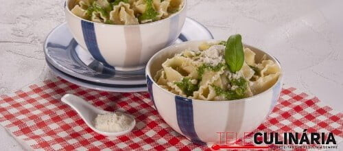 Tagliatelle com pesto de rúcula