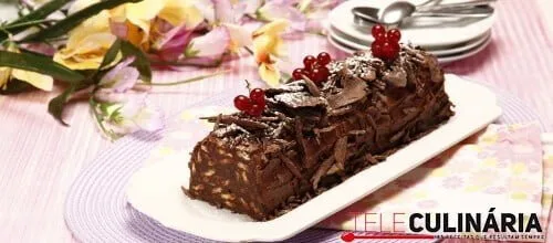 Salame de chocolate com cobertura