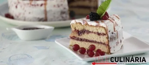 Bolo recheado com compota de frutos vermelhos