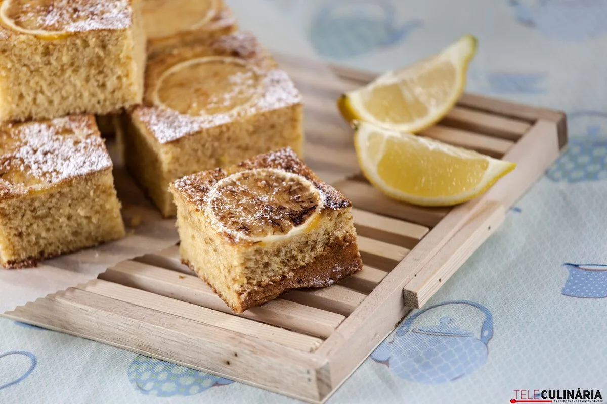 Bolo de limão em tabuleiro
