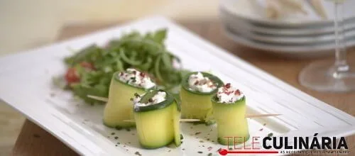 Rolinhos de courgette com queijo e pimenta rosa