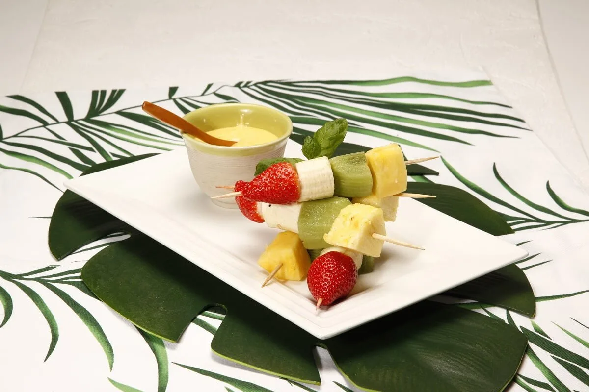 Espetadas de fruta com leite-creme