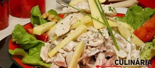 Salada de frango com nozes
