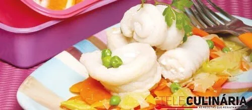 Rolinhos de peixe com legumes