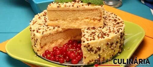 Bolo gelado com creme de amêndoa