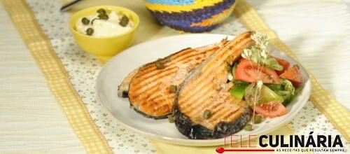 Salmão grelhado com maionese de alcaparras