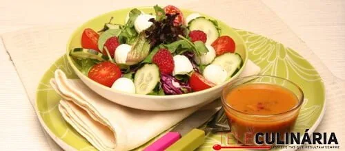 Salada fresca com vinagrete de framboesas