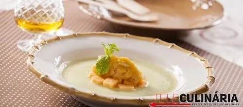 Sopa de meloa com amendoados