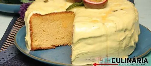Bolo de maracujá com cobertura