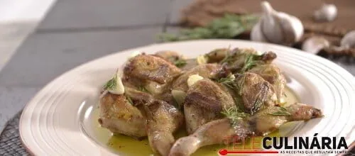 Codornizes fritas com alho e alecrim