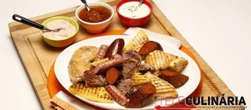 Churrasquinho misto com molhos de Verão