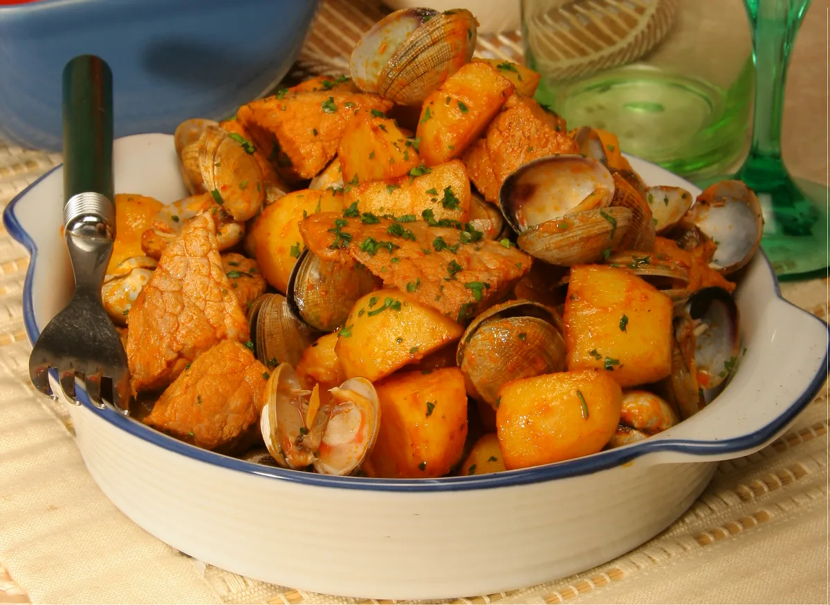 Carne de porco com amêijoas saborosa