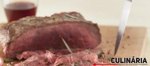 Roast beef com molho de iogurte e ervas aromáticas