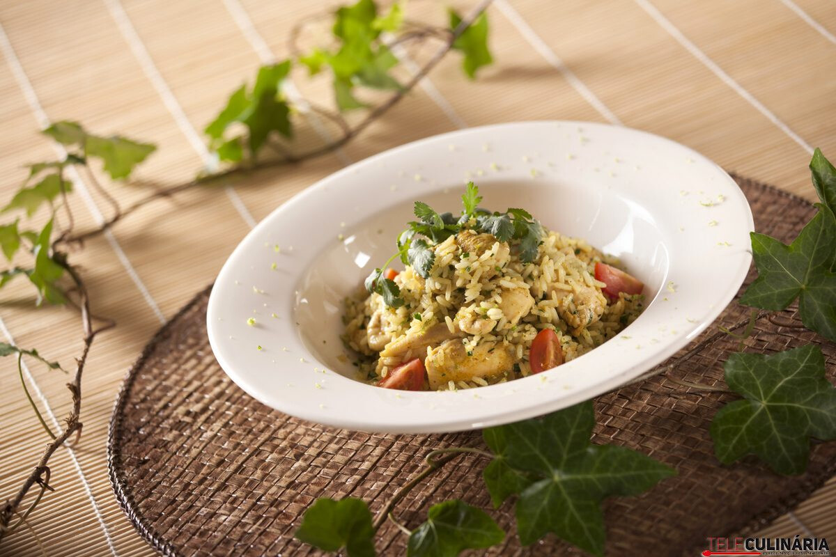 Salteado de frango com especiarias e arroz solto