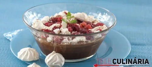 Mousse com suspiros e doce de framboesa