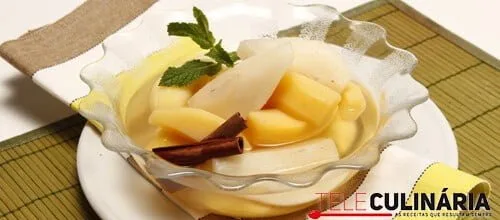 Fruta cozida ao vapor com xarope de canela