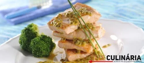 Salmão corado com molho de maracujá