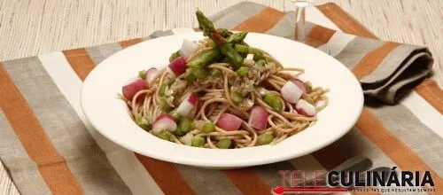 Esparguete integral com anchovas e espargos
