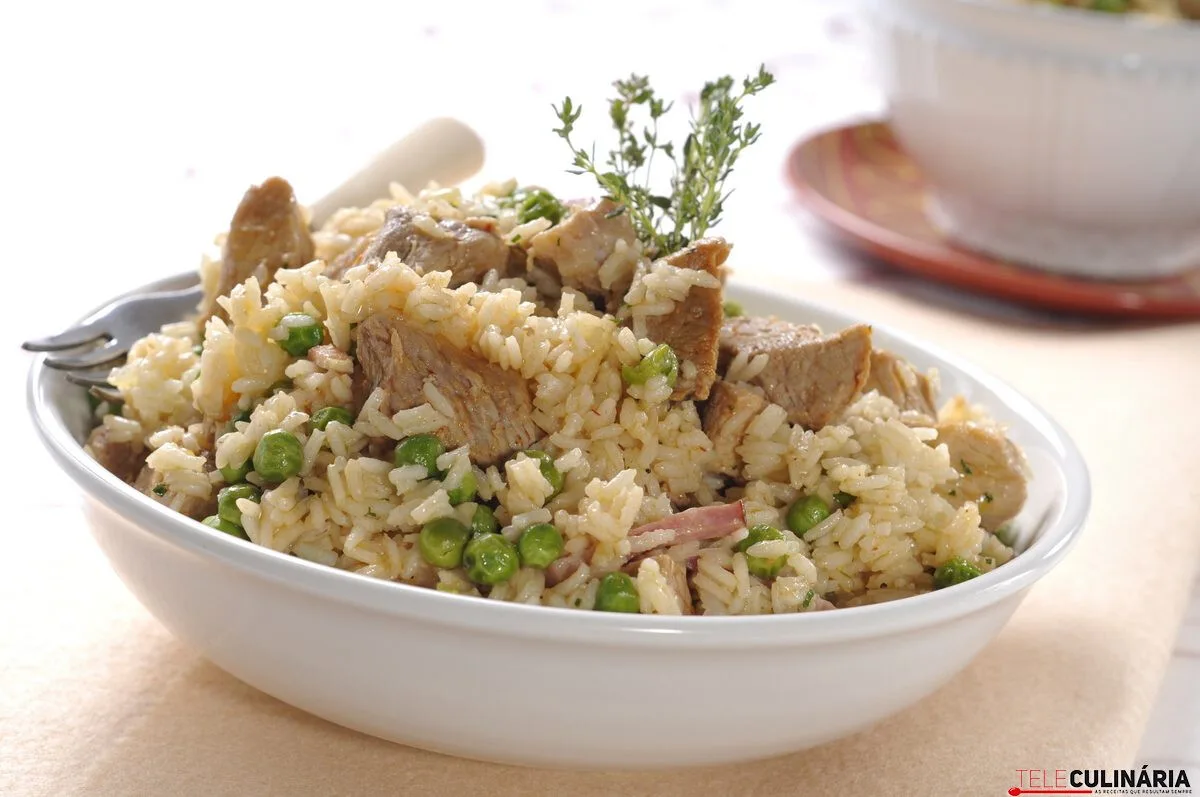 Carne de porco com arroz de ervilhas