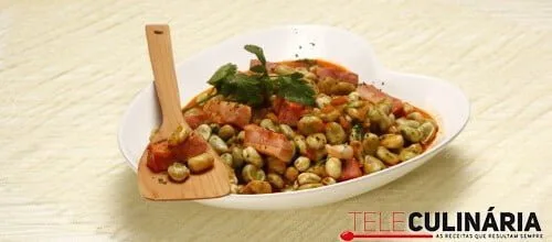 Favas estufadas com bacon
