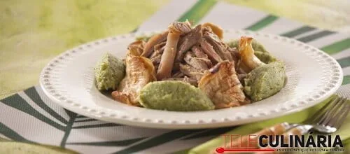 Secretos de porco com maçã assada no forno e migas de brócolos