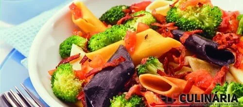 Pasta colorida com brócolos