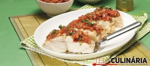 Bacalhau escalfado em azeite com tomate e salpicão