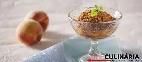 Crumble de pêssego e sultanas