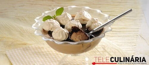 Bavaroise de chocolate com suspiros