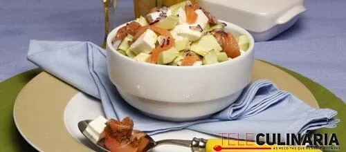 Salada de abacate com salmão fumado e queijo fresco