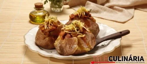 Batatas recheadas com salsichas