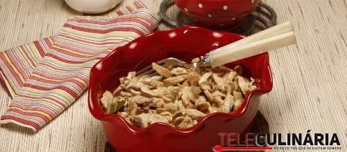 Strogonoff de peru com arroz árabe