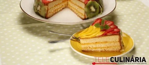 Bolo fofo de creme de ovos e fruta