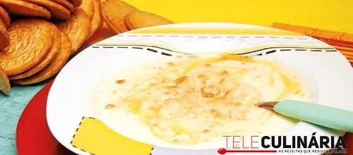 Papa de iogurte com fruta e bolacha