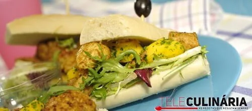 Baguete com peru picante e manga