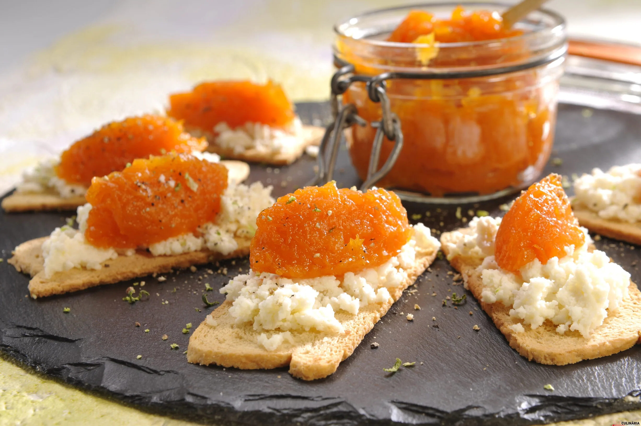 Tostas de requeijão com doce de abóbora