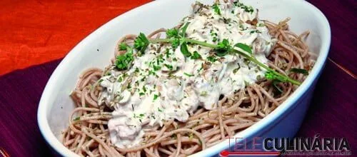 Esparguete integral com creme de atum e cogumelos