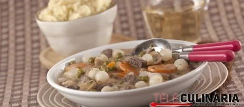 Fricassé de vitela com cebolinhas envinagradas