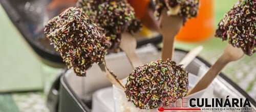 Pipocas coloridas em pauzinhos