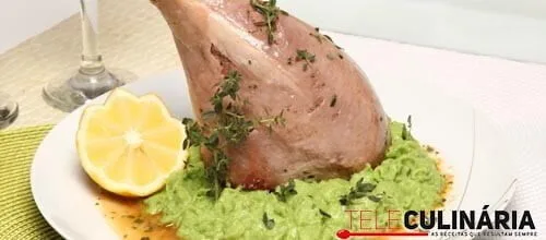 Perna de peru no forno com puré de ervilhas