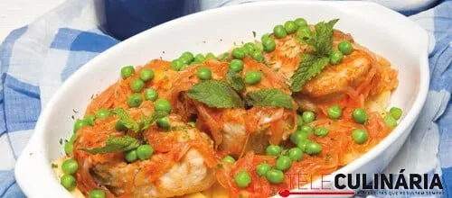 Pescada no forno com ervilhas