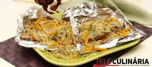 Papelotes de atum fresco com legumes