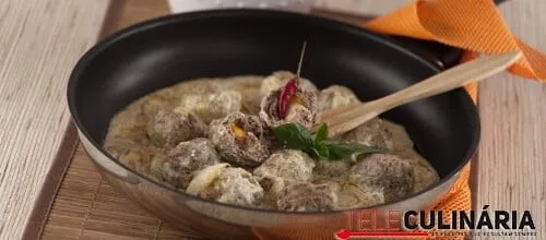 Almôndegas com queijo e caril