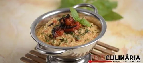 Arroz de tomate assado e manjericão