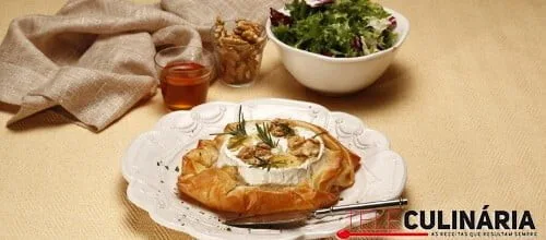 Camembert assado com mel