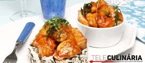 Picadinho de frango com rúcula e ananás